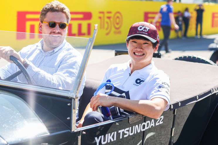 Yuki Tsunoda (d) es piloto de la escudería AlphaTauri de Fórmula 1.