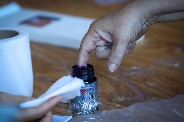 Un hombre pretendía votar con la cédula de su madre fallecida. (EFE/ Raúl Martínez).