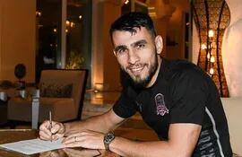 Junior Alonso firmando el contrato con el Krasnodar FC