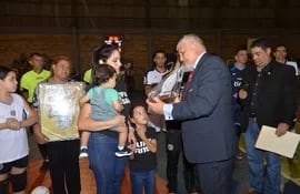 El Departamento de Futsal de Olimpia homenajeó a Darío Herrera, con presencia de sus familiares.