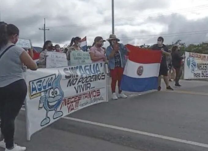 Momento del bloqueo de la Ruta PY01 en Paraguarí.