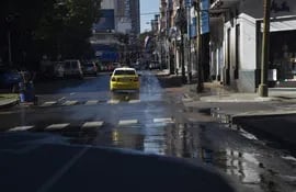 Esta imagen se puede observar a lo largo de la calle 25 de Mayo. La pérdida de agua afecta a la capa asfáltica y pone además en peligro a los conductores y transeúntes.
