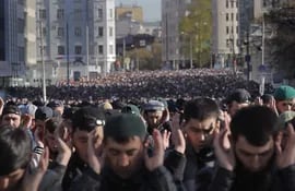Musulmanes durante el rezo de Aíd al Fitr en Moscú, Rusia, este viernes.