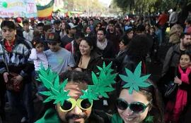 varios-jovenes-se-manifestaron-en-santiago-de-chile-a-favor-del-consumo-de-la-marihuana-efe-210810000000-556232.jpg