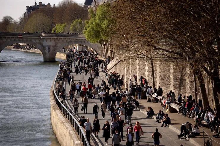 Decenas de franceses paseaban el domingo por la ribera del Sena, en París.