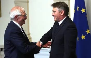 El jefe de la diplomacia europea, Josep Borrell (i) saluda al líder de Bosnia- Herzegovina, Zeljko Komsic (d).