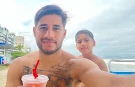 Iván Torres y su hijo del medio, Emmanuel, disfrutando a orillas del Atlántico.