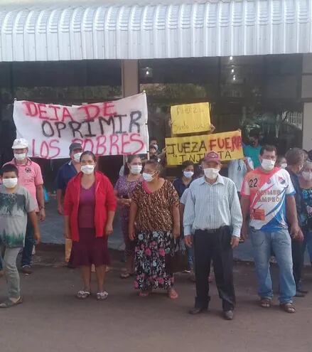 Los pobladores de la colonia Santa Lucía se manifestaron ayer frente a la sede judicial de Itakyry.