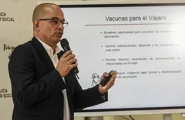 El doctor Héctor Castro, del Programa Ampliado de Inmunizaciones (PAI), recomienda a la población completar el esquema de vacunas contra el covid.