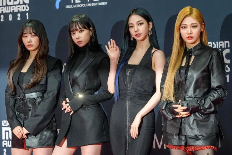 Karina (segunda de la derecha) y otras integrantes del grupo femenino de K-pop Aespa.