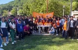Jóvenes estudiantes, docentes y voluntarios de Teletón, en la apertura de la jornada benéfica en Fuerte Olimpo.