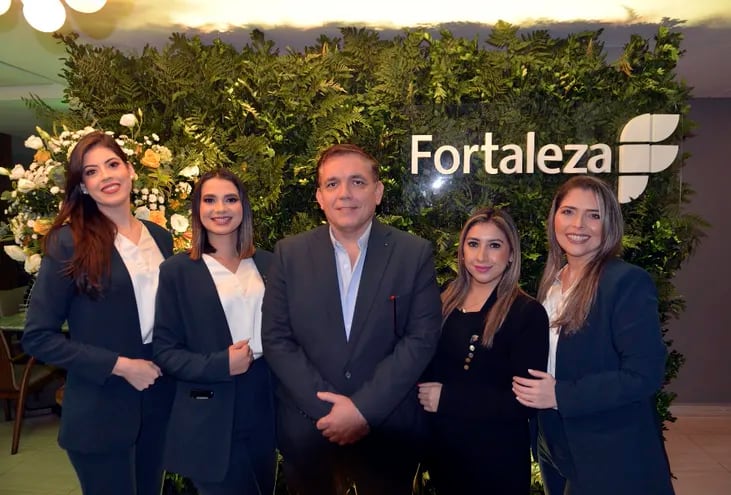 Iris Ávalos, Noelia Sanabria, José Alberto Gorostiaga, Mica Cáceres y Anahí Quiñónez, del equipo Fortaleza.