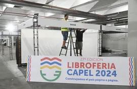 Obreros estaban trabajando ayer en el montaje de los distintos stands que ofrecerá la 27° edición de la Libroferia Capel. El evento se llevará a cabo hasta el 10 de marzo en el Centro de Convenciones Mariscal.