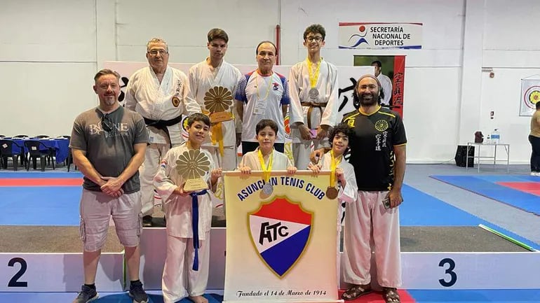 Los integrantes del dojo de karate del Asuncion Tenis Club (ATC) con sus trofeos en la SND.