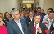 El Gobernador Juan Carlos Vera junto a su abogado Rodolfo Mendoza y de fondo funcionarios de la institución.
