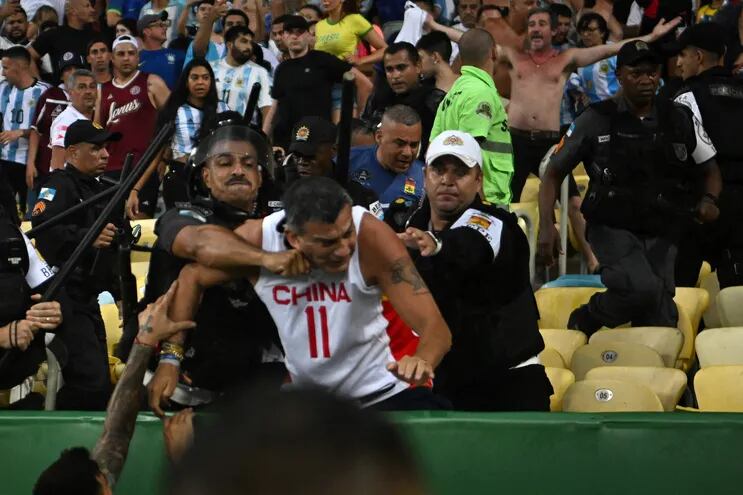 La policía brasileña reprime a un hincha argentino en el estadio Maracaná, previo al duelo entre Brasil y Argentina por las Eliminatorias, el pasado 21 de noviembre.