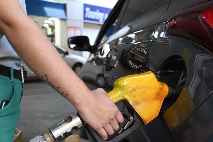 Emblemas privados quieren subir precios de combustibles, pese a críticas.