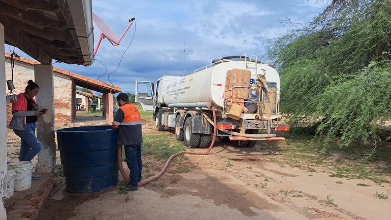 Pese a las lluvias caídas en las últimas semanas continua la distribución de agua en varias comunidades del Chaco, en especial en aquellas que no recibieron precipitaciones suficientes o que aún así no tienen agua segura para beber.