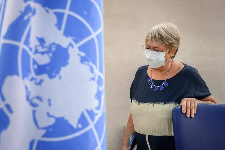 La Alta Comisionada de las Naciones Unidas para los Derechos Humanos, Michelle Bachelet, se retira después de pronunciar un discurso en la apertura de una sesión del Consejo de Derechos Humanos de la ONU en Ginebra, el 13 de septiembre de 2021.