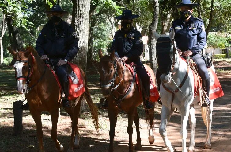 Policías de la Montada recorren el predio municipal, según pudo apreciar un equipo de ABC, que visitó el Jardín  Botánico.