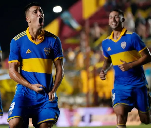 Agustín Sandez grita su gol para Boca Juniors.