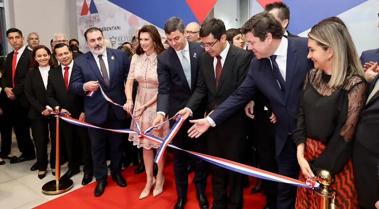 El presidente Santiago Peña, el gobernador de Alto Paraná César "Landy" Torres y Carina Daher en la apertura de a Expo Maquila en Ciudad del Este.