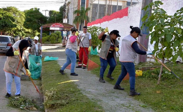 Funcionarios municipales limpian un área pública en Asunción con el objetivo de erradicar criaderos de mosquitos Aedes aegypti, que transmiten dengue y chikunguña.