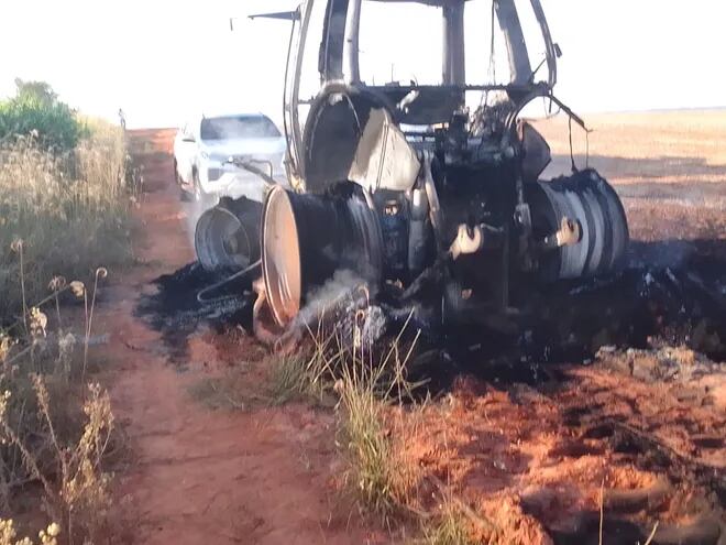 Tractor que amaneció quemado en la chacra de un productor brasileño en la colonia Takuapi de Yasy Cañy, Canindeyú.