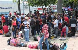 Migrantes centroamericanos esperan en la ciudad de Tapachula, en el estado de Chiapas, México.