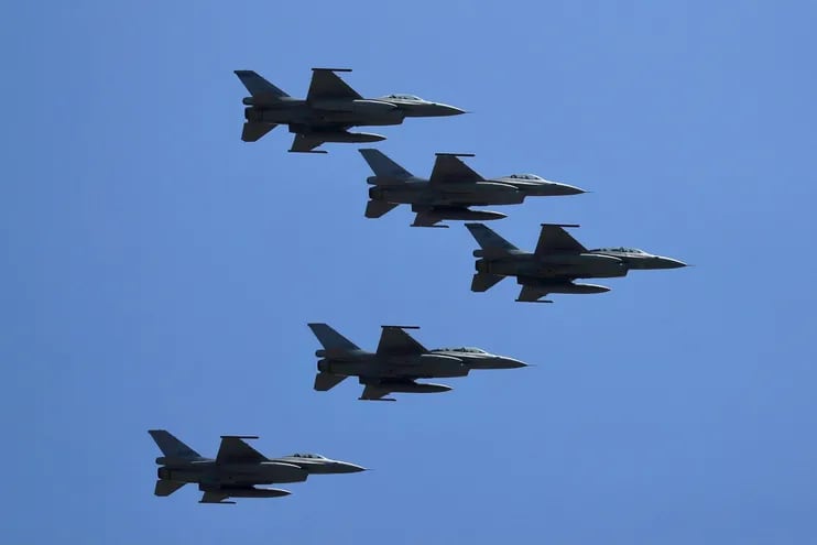 Jets de combate taiwaneses F-16 sobrevuelan Taipei en el Doble Diez.