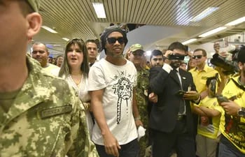 Dalia López consiguió movilizar al esquema de seguridad oficial durante el viaje de Ronaldinho a nuestro país. Aquí los escoltan oficiales de la Fuerza Aérea.