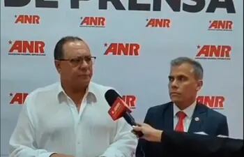 El vicepresidente de la ANR, José A. Alderete (i), y el jefe de gabinete partidario Eduardo González.