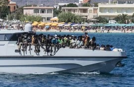 En esta imagen de archivo, nuevos inmigrantes llegan en un barco de la Guardia di Finanza al puerto de la isla italiana de Lampedusa, el 15 de septiembre de 2023 (Ilustrativa).