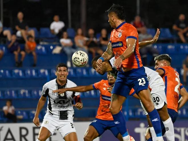 Jugadores de Tacuary y 2 de mayo pelean por el balón en un partido por el torneo Apertura 2024 del fútbol paraguayo en el estadio Luis Alfonso Giagni, en Villa Elisa.