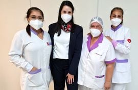 Grupo de enfermeras del Hospital de Clínicas, junto a la visitadora María José Figueredo, de Laboratorios de Productos Éticos.