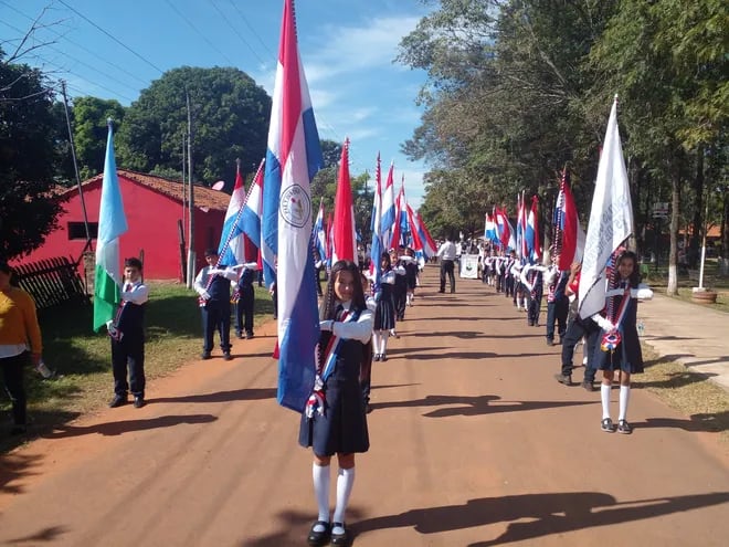 Los alumnos de diferentes grados de la institución participaron de un colorido desfile preparado por la comunidad educativa