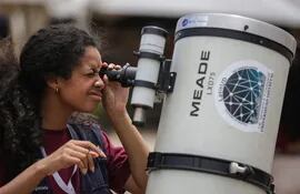 Una joven utiliza un telescopio en el Festival Astronómico de Villa de Leyva.