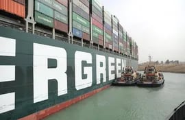 El gigantesco buque que bloquea el canal de Suez, en Egipto.  Por esta vía pasa casi 10% del comercio marítimo internacional, según los expertos.