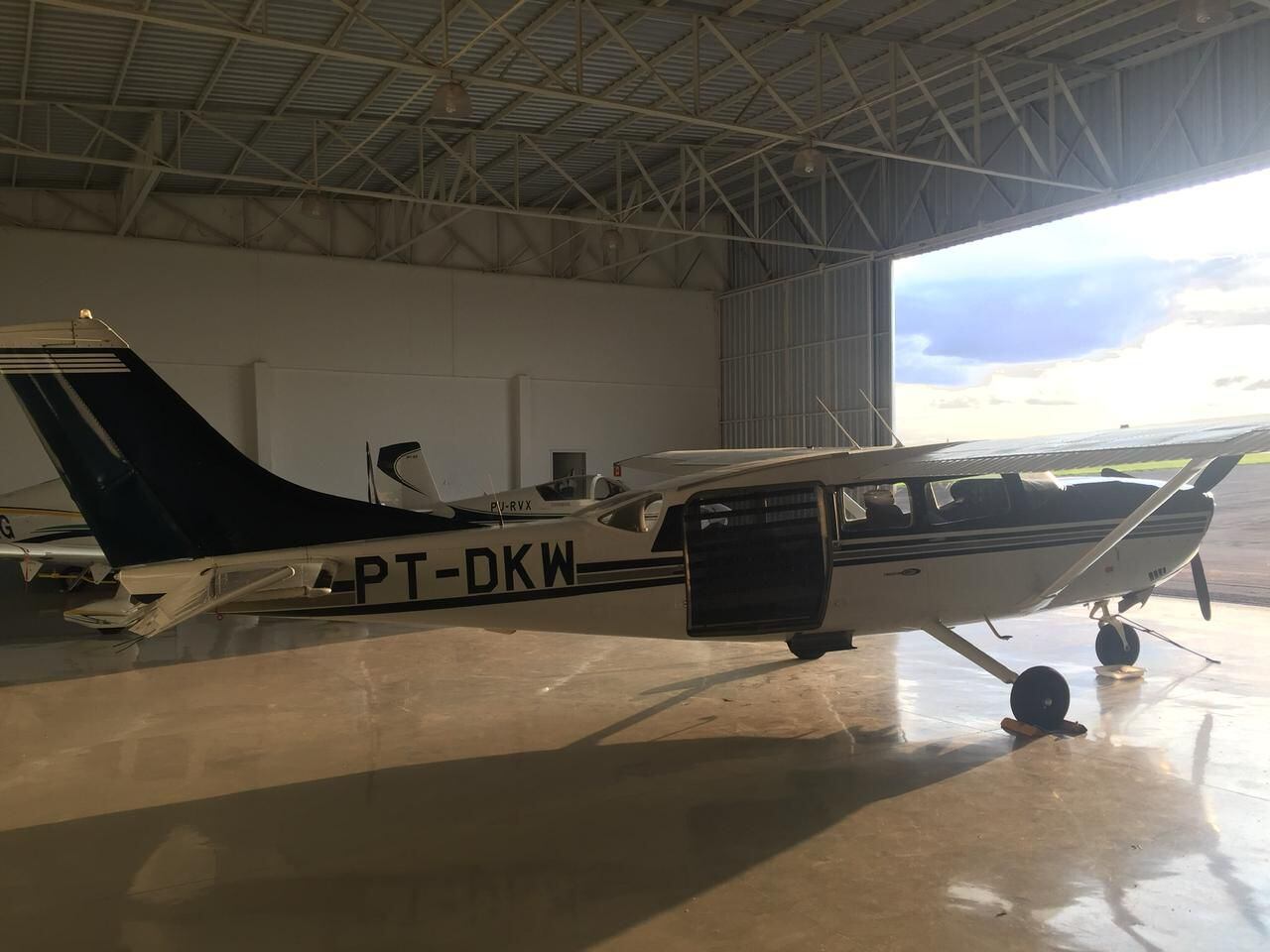 El avión Cessna 207 robado del aeródromo que funciona en la estancia Hércules, en Foz de Iguazú, Brasil.