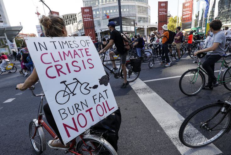 "En tiempos de crisis climática, quemá grasa, no petróleo", dice el cartel de esta manifestante en Frankfurt, Alemania.