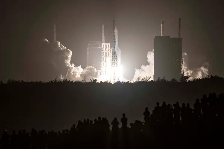 El cohete Long March 5B cargando la sona lunar china Chang'e-5 fue lanzado desde el centro espacial Wenchang en la isla de Hainan.