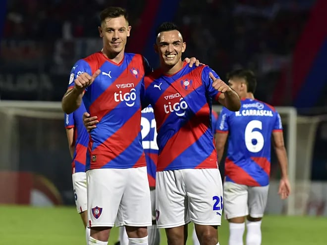 Diego Churín (i) y Alfio Oviedo, jugadores de Cerro Porteño, celebran un gol contra Sportivo Trinidense por la quinta fecha del torneo Clausura 2023 del fútbol paraguayo en el estadio La Nueva Olla, en Asunción, Paraguay.