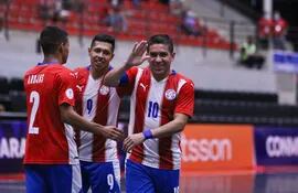 Los jugadores de la selección paraguaya de Futsal FIFA festejan uno de los goles contra Perú por la Copa América 2022.