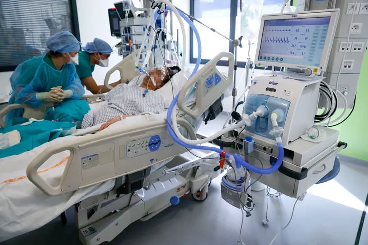 Profesionales de enfermería atienden a una paciente con coronavirus internada en una unidad de terapia intensiva en el Hospital Delafontaine en Saint-Denis, París.