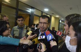 Senador Derlis Osorio brindando declaraciones a la prensa.
