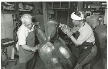 Elden Tefft (izquierda) fue un destacado docente y escultor del estado de Kansas. Aquí se lo ve trabajando con su hijo Kim en el taller.
