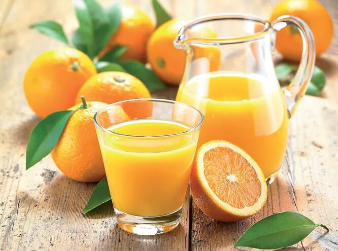 La vitamina C apoya la función inmunológica, la podés encontrar em diferentes alimentos.