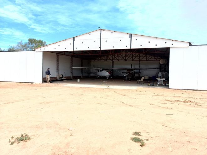 El hangar en el que estaba guardada la nave con matrícula paraguaya y hasta donde llegaron los criminales para abastecerse de combustible para el avión que robaron de Foz.