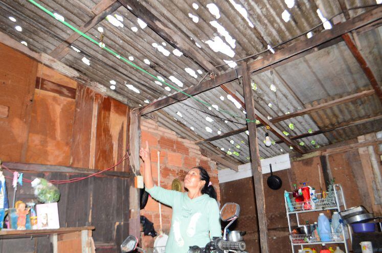 Del Pilar Morel, del barrio San Juan de la ciudad de Ñemby, muestra como quedó el techo de una de las habitaciones de su casa.