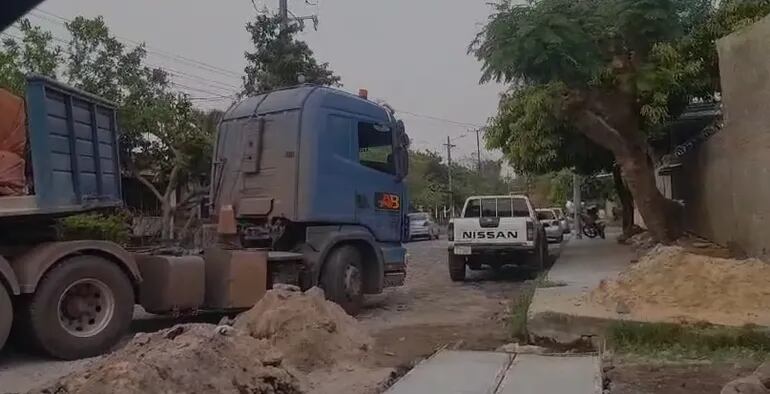 Obras si señalización y camiones de gran porte ponen en peligro al barrio Ytay.